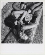 2 Gorgeous Semi Nudes Cuddle Up On Couch / Butt - Lesbian INT (Vintage Photo Master 60s/70s) - Ohne Zuordnung