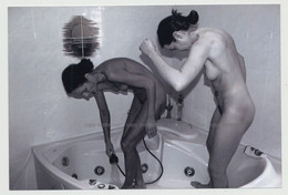 2 Nude Girlfriends Together In Bathtub / Tattoo - Lesbian INT (Photo 90s) - Non Classés