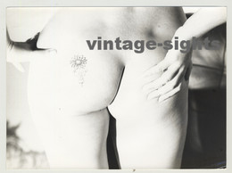 60s Nude Study: Close Up Of Cute Hippie Butt W. Flower (Vintage Photo L) - Non Classés