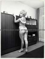 Blonde Woman With Beehive & Huge Butt *2 / Striptease (Vintage Photo: Seufert 50s/60s) - Unclassified