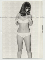 Slim Brunette Woman Takes Of Bra / Wallpaper  (Vintage Photo GDR ~70s) - Unclassified