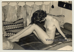 Slim Natural Nude Beauty *7 / On Blanket - Small Boobs (Vintage Photo Germany ~1950s) - Ohne Zuordnung