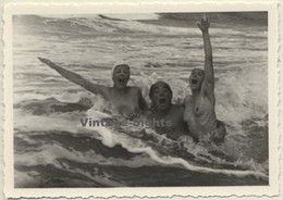 Snapshot: Man & 2 Nude Females In The Surf / Boobs (Vintage Photo ~1950s/1960s) - Zonder Classificatie