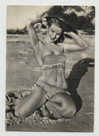 Stunning Beach Girl Kneels In Sand / Bikini (Vintage Pin-Up PC 1950s) - Zonder Classificatie