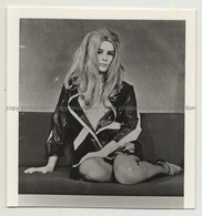 Stunning Blonde Nude In Lacquer Raincoat (Vintage Photo B/W ~ 1960s) - Ohne Zuordnung
