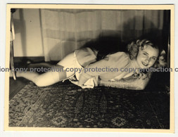 Sweet Blonde Undresses *2 / Nipple - Floor (Vintage Photo ~1950s) - Unclassified