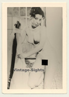 Sweet Pale Nude Holds On To Bed Post (Vintage Photo 2nd Gen B/W ~ 50s) - Non Classificati