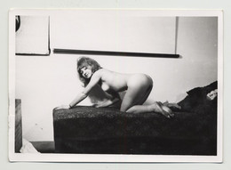 Tiny Nude Kneels On Couch Bed / Small Boobs - Dirty Feet (Vintage Photo B/W ~1960s) - Unclassified