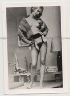 Tiny Semi Nude Woman In 50s Living Room / Interior (Vintage Photo 2nd Gen B/W ~ 50s) - Zonder Classificatie