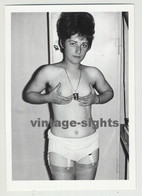 Tomboyish Topless Woman Holding Her Tiny Breasts / Hairy Armpits / Lesbian Int (Vintage Photo) - Unclassified