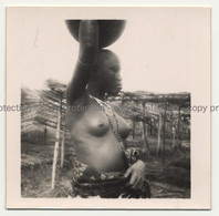 Topless African Female W. Water Jug On Head 2 (Vintage Photo 1940s/1950s) - Unclassified