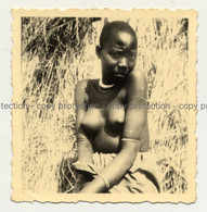 Topless African Woman In Grass / Congo? (Vintage Photo 1940s/1950s) - Non Classés