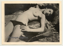 Topless Beauty Poses On Beach Rocks / Panties (Vintage Photo ~1950s) - Unclassified