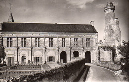 LE GRAND PRESSIGNY Le Chateau à Droite La Tour Vironne - Le Grand-Pressigny