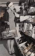 Commerce - Intérieur Magasin Alimentation Epicerie - Dentifrice Signal - Photographie - Mode Année 1960 - Negozi