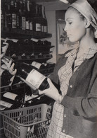 Commerce - Intérieur Magasin Alimentation Cave  Vin Florillon - Photographie - Mode Année 1960 - Shops