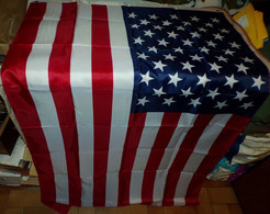 DRAPEAU DES ETATS UNIS D'AMERIQUE , DIMENSION 150 CM X 90 CM , DEUX OEUILLETS POUR LE SUSPENDRE , ETAT NEUF VOIR PHOTO . - Flaggen