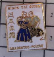 1421 Pin's Pins / Beau Et Rare / THEME : SPORTS /  NIHON TAÏ JITSU CHARENTES-POITOU - Judo