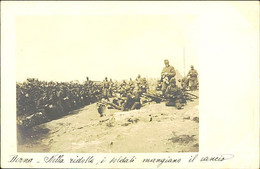 LIBIA / LIBYA - DERNA / Darnah - ITALIAN SOLDIERS EATING - I SOLDATI MANGIANO IL RANCIO - RPPC POSTCARD 1910s (11282) - Libya