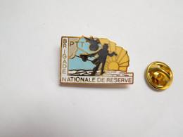 Superbe Pin's En EGF , La Poste , PTT , Brigade Nationale De Réserve - Poste