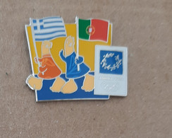 Athens 2004 Olympic Games - Mascots With E.U. Flags, Greece - Portugal Flags Pin - Jeux Olympiques