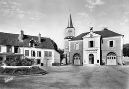 Cerisiers - La Place De L ' Hôtel De Ville - Cerisiers