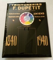 Rare Tôle Publicitaire Sur Carton Glaçoïde, PLV, Support Calendrier - Teintureries F. DUPETIT 43 Rue G. TIERCE à AMIENS - Drogisterij