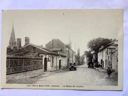 CPA 86 Les Trois Moutiers. La Route De Loudun - Les Trois Moutiers