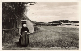 Terschelling Bij De Boerderij Klederdracht KL385 - Terschelling