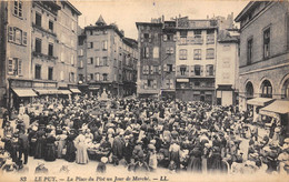 43-LE-PUY-EN-VELAY- LA PLACE DU PLOT UN JOUR DE MARCHE - Le Puy En Velay