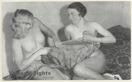 2 Pretty Nude Females Fighting Over Blanket / Boudoir (Vintage Print ~1920s/1930s) - Zonder Classificatie
