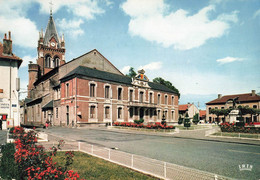 65 Vic En Bigorre Hotel De Ville Et église CPSM GF - Vic Sur Bigorre