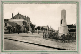 CPSM Dentelée (77) BAGNEAUX-sur-LOING - Aspect Du Monument Aux Morts Et De La Mairie Dans Les Années 50 - Bagneaux Sur Loing