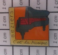 512g1 Pin's Pins / Beau Et Rare / THEME : MUSIQUE / PIANO A QUEUE NOIR BEZIERs C'EST LA MUSIQUE Mais Pas Que ! - Musique