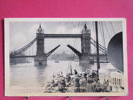 Visuel Très Peu Courant - Angleterre - London - Pleasure Steamer Passing Towerbridge - R/verso - River Thames