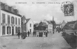 29-LOCQUIREC- L'ENTREE DU BOURG ,  SORTIE DE LA MESSE - Locquirec
