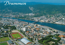 1 AK Norwegen * Blick Auf Die Stadt Drammen Mit Den Sportanlagen Im Stadtteil Marienlyst - Luftbildaufnahme * - Norway