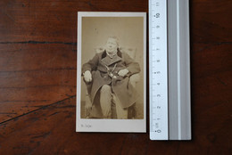 Photo Cdv C. 1875 Portrait Ingres Artiste Peintre Assis Dans Son Fauteuil Médaille à Identifier Photographe Carjat Paris - Persone Identificate