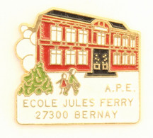 Pin's Bernay (27) - A.P.E - Ecole Jules Ferry - Vue De L'ècole - L351 - Administrations