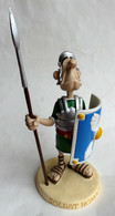 FIGURINE EN RESINE ASTERIX ATLAS N° 15 SOLDAT ROMAIN AU GARDE A VOUS (1) - Astérix & Obélix