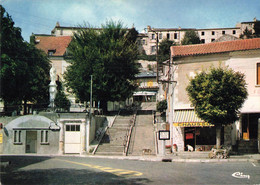 82 Lauzerte Faubourg D' Auriac CPM Cachet 1985 Voiture Auto Citroen 2cv Chien Devant Boutique Chiens - Lauzerte