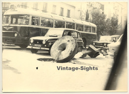 May 1968 - Paris: Destroyed Street Sign / Autobus Chausson (Vintage Photo) - Andere & Zonder Classificatie