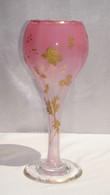 Vase Opaline Rose Et Fleurs Or En Relief .Décor Or En Bon état. Hauteur 25 Cm - Diamètre 10 Cm - Poids 565 Grs - - Vasi