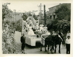 Besseges 1952 Lot De 8 Photos Originales Carnaval Char Voiture Personnages Gard Format 11x8.5 - Bessèges