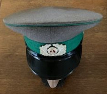 CASQUETTE  ALLEMAGNE DE L'EST " DDR " Taille 55 Bandeau Vert ( Manque De Rouge Dans L'insigne) - Casques & Coiffures
