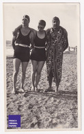 Coutainville / Manche - Photo 1932 6,5x11cm Plage Femme Homme Maillot De Bain Peignoir Mode Années 1930 Agon 30 A80-19 - Lugares