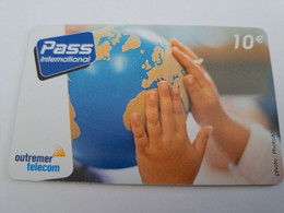 ST MARTIN  OUTREMER TELECOM /PASS INTERNATIONAL  10 €  / 2 HANDS ON EARTH SPHERE/GLOBE  (5000X)       ** 10835 ** - Antillas (Francesas)