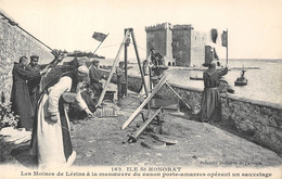 06-ILE-SAINT-HONORAT- LES MOINES DE LERINS A LA MANŒUVRE DU CANON PORTE-AMARRES OPERANT UN SAUVETAGE - Autres & Non Classés