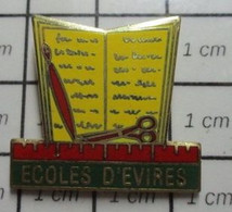 512F Pin's Pins / Beau Et Rare / THEME : ADMINISTRATIONS / LIVRE CISEAUX PORTE PLUME ECOLE D'EVIRE Haute-Savoie, En Régi - Administrations