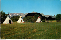 Montana East Glacier The Glacier Park Hotewl With Blackfett Indian Teepees - Autres & Non Classés